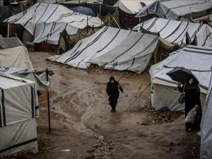 الرياح والأمطار تقتلع وتغرق خيام نازحين بغزة