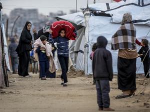 غزة في ظل المنخفض الجوي: 3 شهداء بسبب البرد الشديد و17 شهيدا إثر انهيار المباني