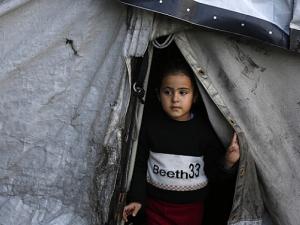 غزة: استشهاد أم وطفلها جراء احتراق خيمة وشهيدة طفلة بسبب البرد القارس