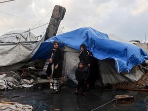 الحرب على غزة: المنخفض الجوي يفاقم معاناة النازحين وسط استمرار القصف