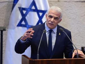 لبيد يتهم نتنياهو بإعادة السلطة الفلسطينية إلى غزة عبر "الباب الخلفي"