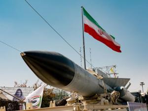 طبول الحرب على إيران... فرضية "البجعة السوداء" تثير ذعر الأسواق