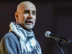 متوشحا بالكوفية.. غوارديولا يهاجم صمت العالم تجاه فلسطين