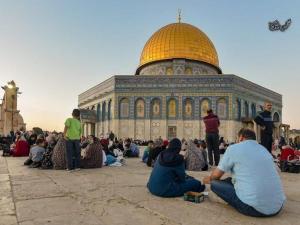 قبيل رمضان.. عشرات المقدسيين تصلهم قرارات الإبعاد عن الأقصى برسالة على "واتساب"