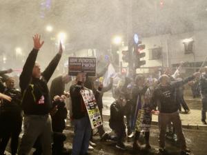 قوات الاحتلال تعتدي على متظاهرين ضد نتنياهو في تل أبيب.. اعتقلت 18 منهم (فيديو) 