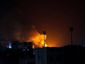 صنعاء تتعرض للقصف.. “الحوثي” تعلن تعرض العاصمة لسلسلة غارات أمريكية بريطانية (فيديو) 