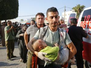 “عائلات ينامون داخل المرحاض”.. طبيب فرنسي يروي شهادته حول مآسٍ يعيشها الفلسطينيون في المستشفى الأوروبي بغزة