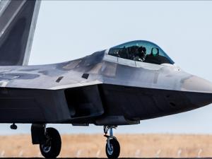 مقاتلات إف22 الأمريكية تتموضع بمدرج الإقلاع في مطار عوفدا بإسرائيل