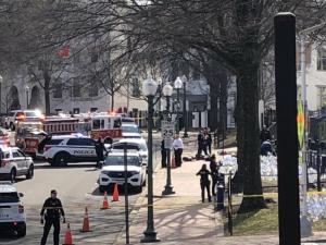 رجل يضرم النار في نفسه أمام سفارة إسرائيل في واشنطن.. وسيارة “مشبوهة” تستنفر الأمن الأمريكي (فيديو)