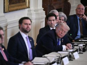 تقرير: إدارة ترامب تكافح لمواكبة استمراره بتغيير أهداف الحرب وعدم واقعيّتها