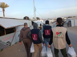 بنك فلسطين وجمعية عطاء فلسطين يوزعان وجبات إفطار للأسر المتضررة في غزة