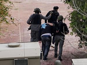 عشرات المعتقلين بالضفة بينهم 17 امرأة ومستوطنون يهاجمون بلدات فلسطينية