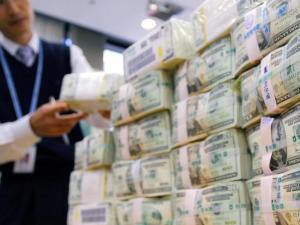 الدولار في زمن الحروب... هل هو الملاذ الآمن؟