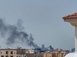 إيران تواصل اعتداءاتها على دول الخليج: إصابات وأضرار في عُمان والإمارات