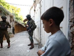 الاحتلال يصعد عملياته بالضفة والقدس باقتحامات واعتقالات