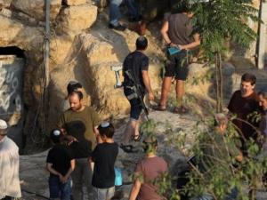 مستوطنون يهاجمون مركبات المواطنين شمال غرب رام الله