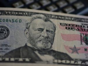 بنوك مركزية تتجه لتقليص الاعتماد على الدولار وزيادة حيازات اليورو واليوان