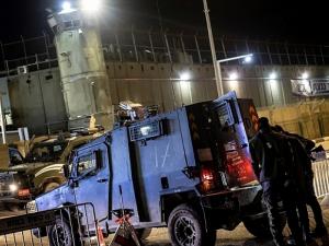 الإفراج عن معتقلين إداريين من "عوفر": بن غفير يكذّب الجيش والشاباك