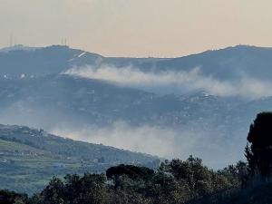 حزب الله ينعى 6 شهداء والاحتلال يستهدف "سيارة وبنى تحتية"