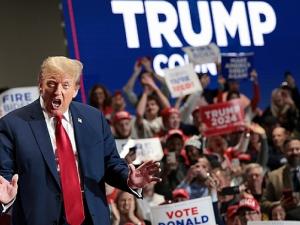ترامب يفوز بالانتخابات التمهيدية في ولايتي ميسوري وميشيغان