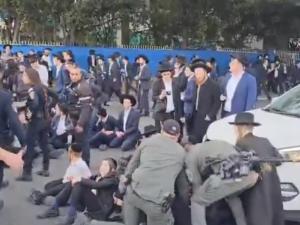 اشتباكات عنيفة بين اليهود المتدينين والأمن بالقدس المحتلة.. خرجوا في مظاهرات رفضاً لتجنيدهم (فيديو)