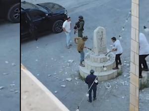 نائب في الكنيست الإسرائيلي يحطم نصباً تذكارياً جنوبي نابلس