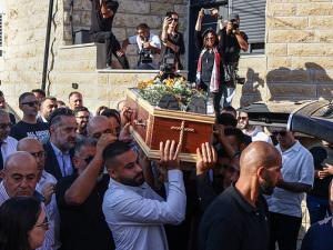تشييع جثمان الفنان الفلسطيني الكبير سليمان منصور بمسقط رأسه في بيرزيت
