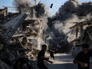 قصف بري وبحري وتوغلات ونسف منازل في غزة
