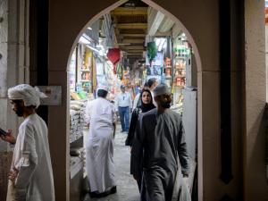 عُمان والسعودية تواصلان بناء الممرات التجارية