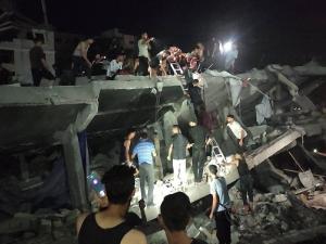 غزة: 14 شهيدا ونحو 100 مفقود بعد انهيار بناية مأهولة بالنازحين