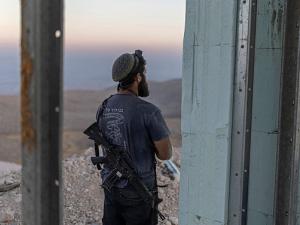 مستوطنون إرهابيون يطلقون الرصاص الحي صوب منازل المواطنين في المغير