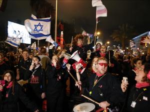 مئات الإسرائيليين يتظاهرون قرب تل أبيب.. طالبوا بإجراء انتخابات مبكرة وإقالة حكومة نتنياهو