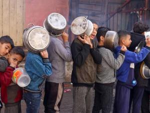 "الموت جوعًا".. كابوس يُطارد أهالي شمالي غزة ولا مغيث