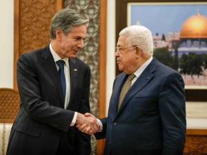 لأول مرة منذ بدء الحرب.. إسرائيل تدرس الاستعانة بمسؤولين بالسلطة الفلسطينية لإدارة غزة