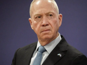 يوآف غالانت يشن هجومًا حادًا على فرنسا والخارجية الإسرائيلية تنتقده