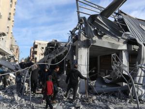 عشائر غزة ترفض مناورات الاحتلال بشأن إدارة المساعدات: ثابتون على العهد ولا نقبل أن نكون بديلاً 