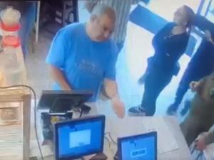 كاميرا مراقبة ترصد لحظة طعن فلسطيني لضابط بجيش الاحتلال.. انقضّ عليه داخل محل تجاري (فيديو)