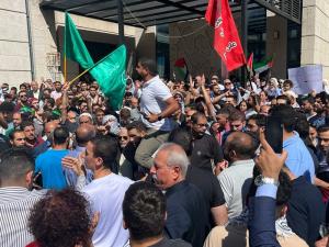 اعتقالات ومواجهات عنيفة بين قوات أردنية ومتظاهرين أمام سفارة إسرائيل.. حاولوا اقتحامها والأمن فرّقهم بالقوة (فيديو)