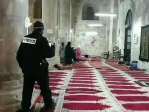 جنود الاحتلال اقتحموا مصلى باب الرحمة وصادروا بعض محتوياته