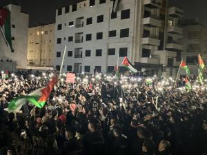 آلاف الأردنيين يتظاهرون لليوم التاسع أمام السفارة الإسرائيلية دعماً لغزة.. وعشرات الأطفال يهتفون للمقاومة (فيديو)