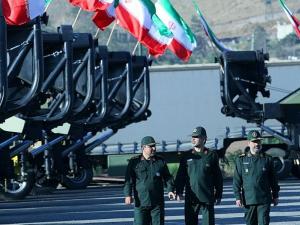 واشنطن ترفع حالة “التأهب” بالشرق الأوسط.. تخشى “رداً مباشراً” من طهران ضد إسرائيل قد يشعل صراعاً إقليمياً 