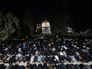 200 ألف مصلٍّ يحيون ليلة القدر في المسجد الأقصى.. فيديوهات تُظهر الدعاء لغزة وهتافات لـ”القسام”