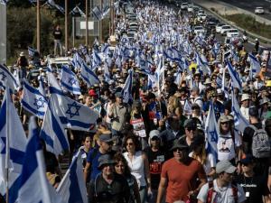 الآلاف يتظاهرون في تل أبيب.. إسرائيلي يدهس محتجين، ولابيد: لن نوقف الاحتجاج حتى إسقاط نتنياهو (فيديو) 