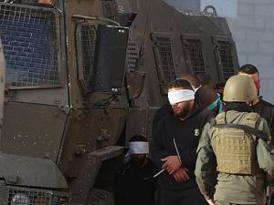 الضفة: اعتقالات في طولكرم واقتحامات لأحياء المدينة