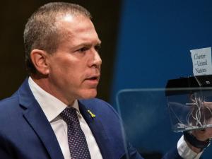 سفير إسرائيل يمزق ميثاق الأمم المتحدة أمام الجمعية العمومية.. انتقد تصويتها لصالح العضوية الكاملة لفلسطين (فيديو)