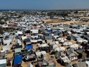 صور تظهر نزوح مئات آلاف الفلسطينيين من رفح.. منظمات حقوقية: النازحون ليس لديهم مكان يذهبون إليه