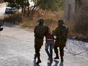 مواجهات واعتقالات بالضفة والاحتلال يحاصر أريحا