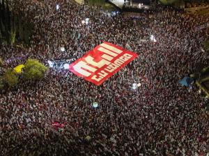 آلاف الإسرائيليين يتظاهرون بالقدس دعماً للمحكمة العليا ضد “التعديلات القضائية”.. شارك فيها بعض وزراء الحكومة