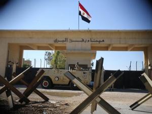 الاحتلال يعلن عن “اتفاق مبدئي” مع القاهرة لإعادة فتح معبر رفح ومصدر مصري رفيع ينفي