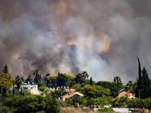 إسرائيل تفشل في إطفاء حرائق “كريات شمونة”.. تسببت في إصابات و”بن غفير” يدعو إلى “حرق لبنان”